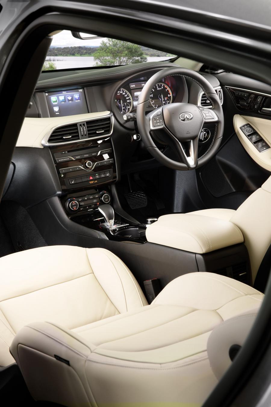 Интерьер Infiniti QX30 2.0t AWD 2016 года  (AU) (фото 4 из 30)